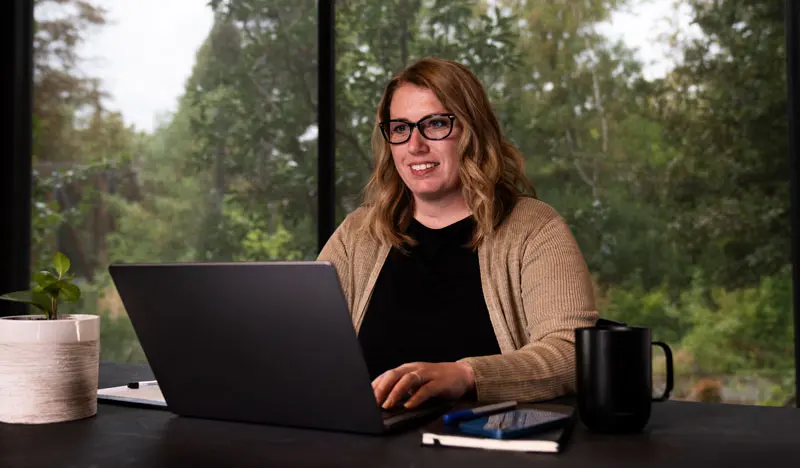 An adult student in the George Fox accelerated online degree program