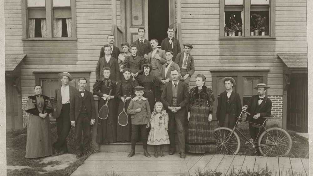 Old photograph of the auxiliary outside Minthorne hall