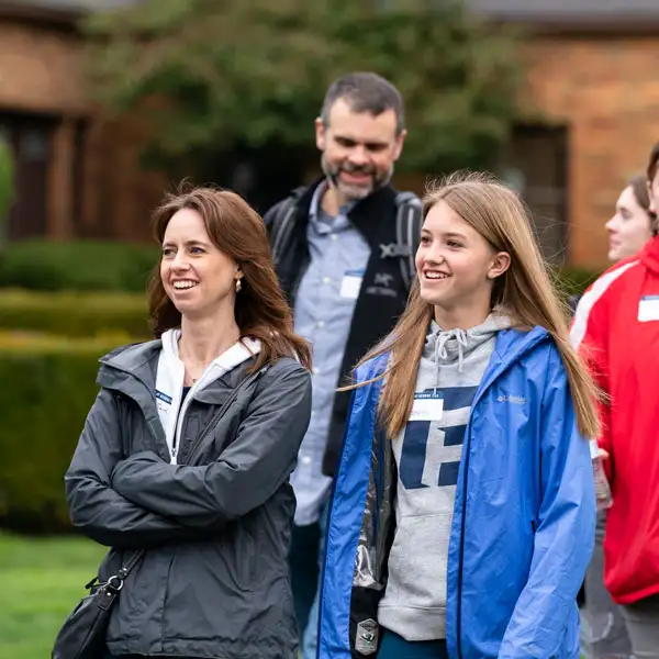 Estudiante recorriendo George Fox con su familia durante Bruin Preview