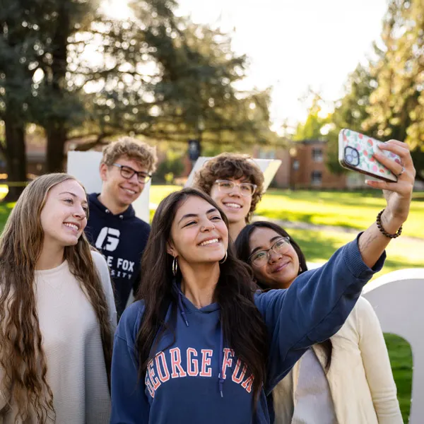 5 high schoolers visiting campus take a selfie