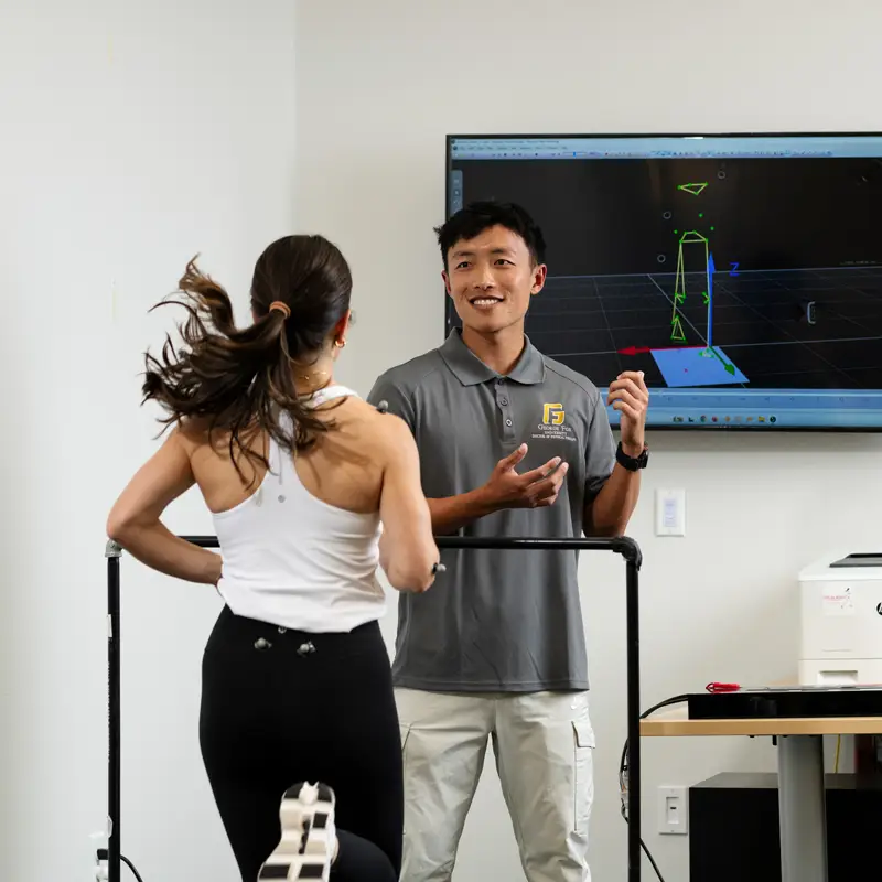 DPT student explains biomechanics to a girl running on a treadmill